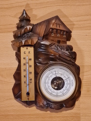 Alte wetterstation aus holz - aus,